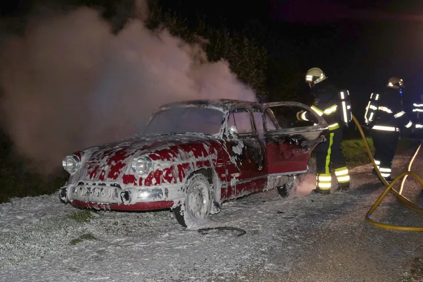 j7rtmbz3l5rdr7nph1c5vmu6u 2014 10 23 9282 eigenaar ziet klassieker in vlammen op gaan elsh