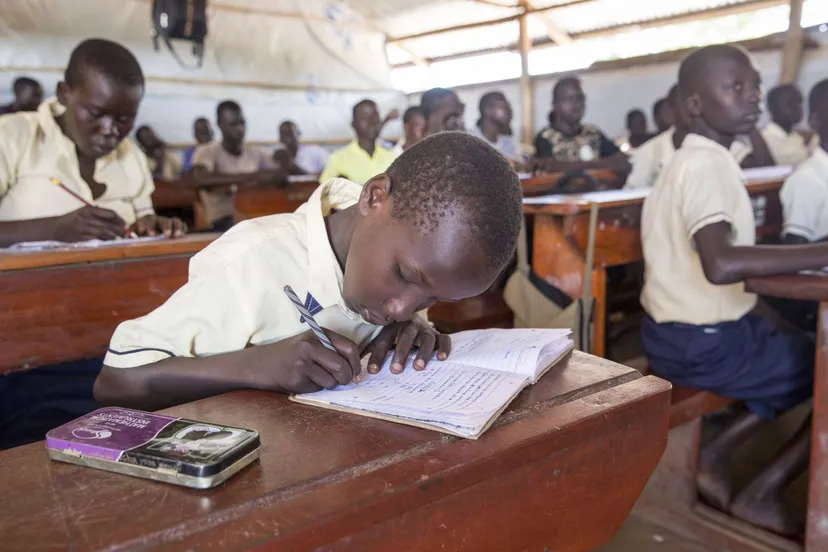 jongetje dat schrijft credits arie kieviet373427