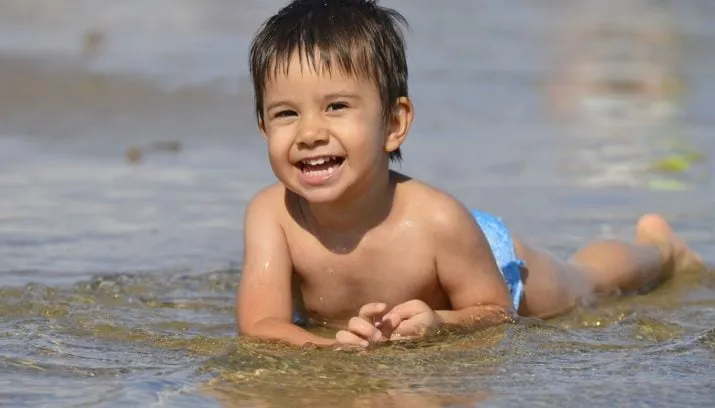 meisje zwemmen kismamatb pixabay 715x408