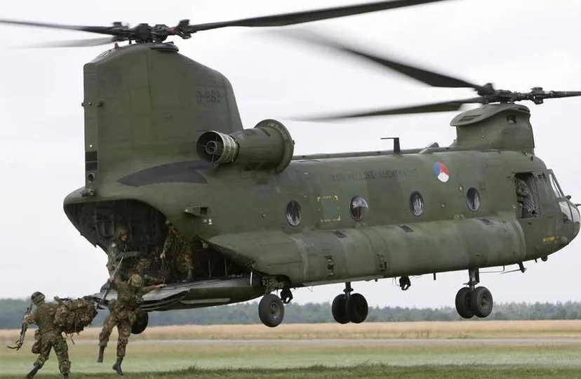 mwnct0yo2ybo39wue63eko7do chinook met geopende achterklep