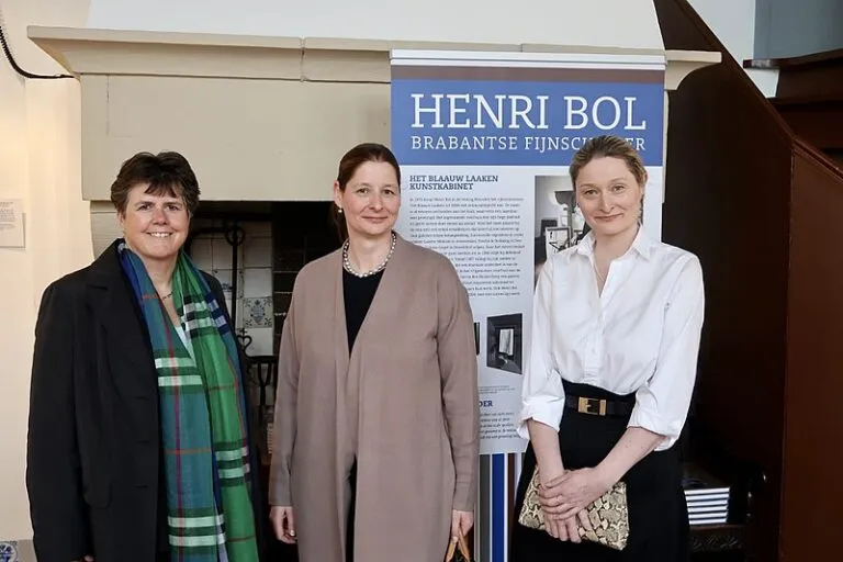 opening exhibition henri bol in art gallery het blaauw laaken kunstkabinet heusden 2022 from left to right the kings commissioner of north brabant ina adema charlotte bol en willemijn bol 1 768x512 1