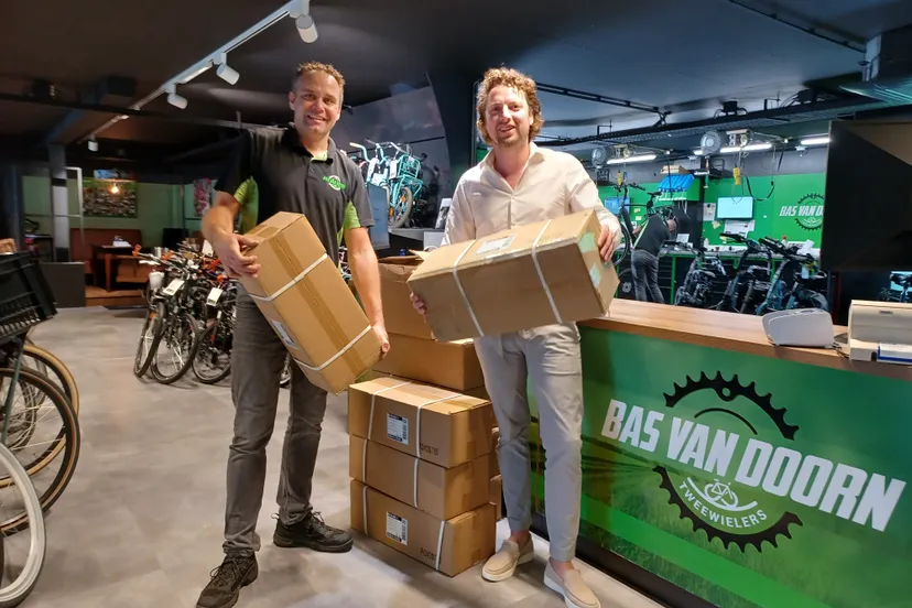 overhandiging fietslampjes 2