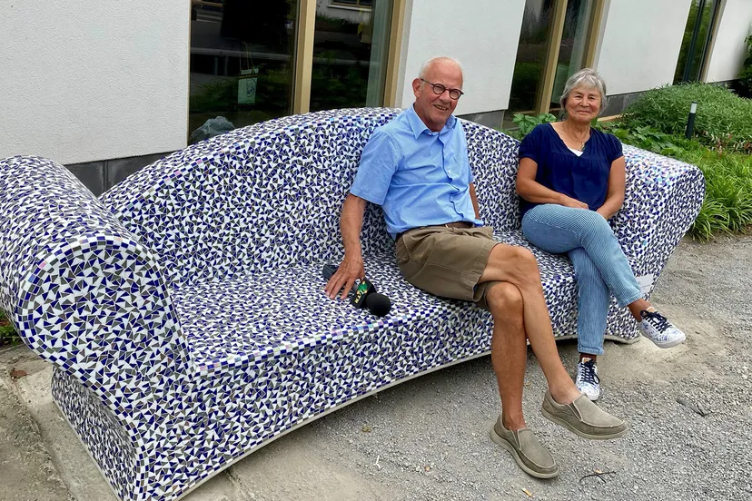 patty op bank met henk