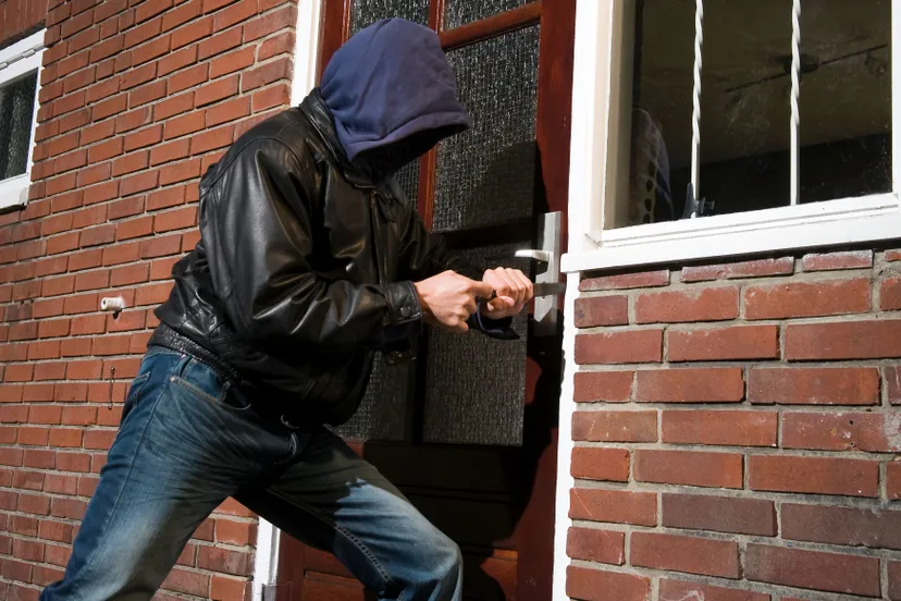 qiu3tnvggd395xgo93i1guq6a deur met koevoet open wrikken