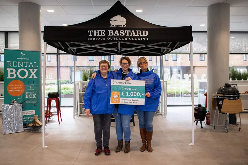 team carla ontvangt cheque partytent