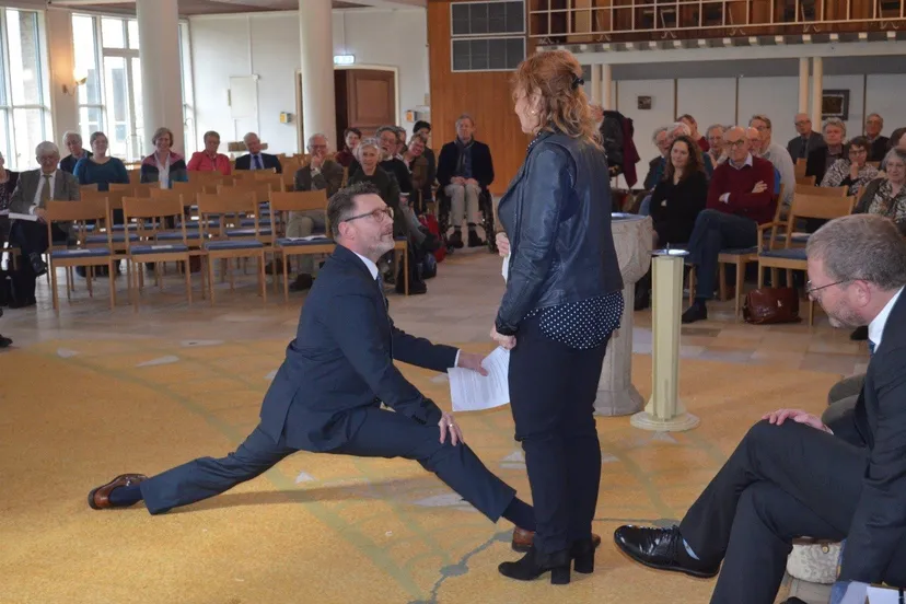 ver staan bill banning beeldt verstaan uit in spagaat