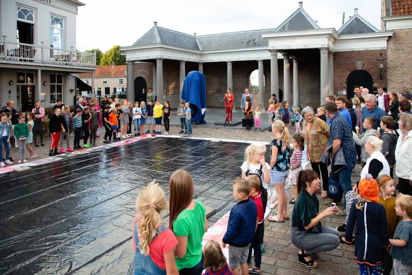 voorbereidingonthulling kunstwerkonderzwartzeil 1870