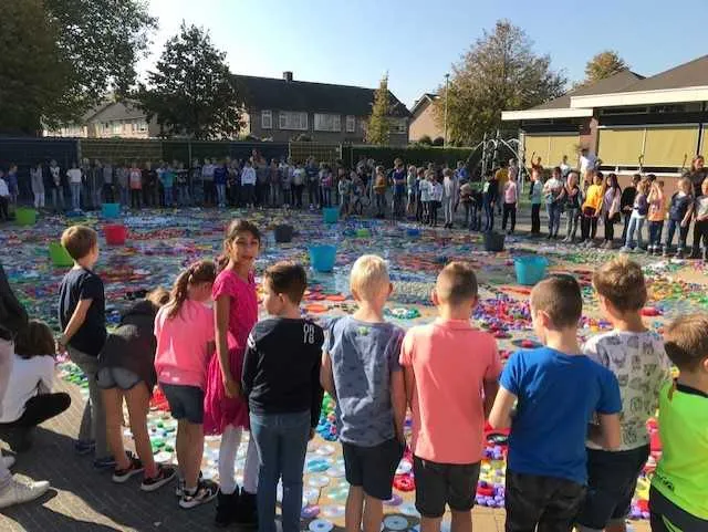 vredestapijt kring van leerlingen om tapijt