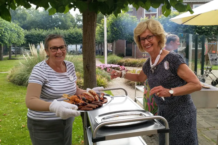vrijwilligers bij de barbecue