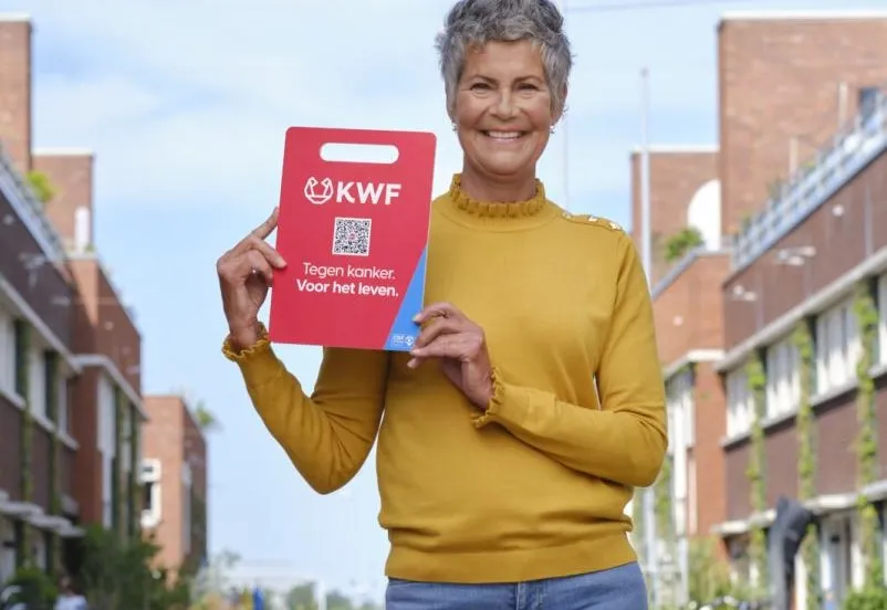 vrouw met collectebord op straat