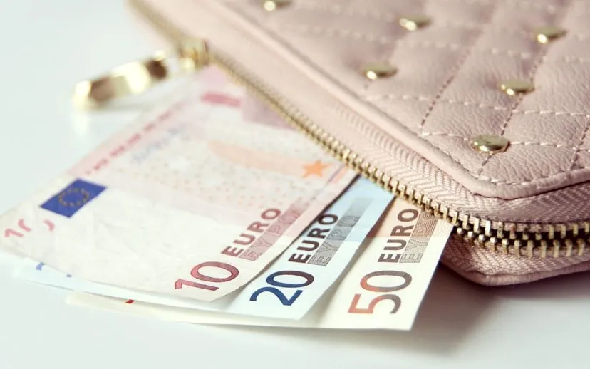 wallet 867568 1280 915x518 1