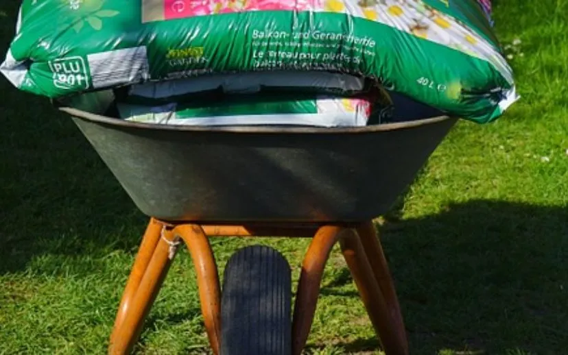 wheelbarrow 324389 960 720 915x518 1