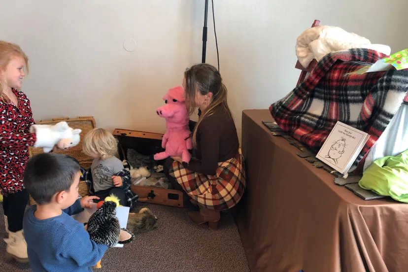 zelf met handpoppen spelen bij boekie