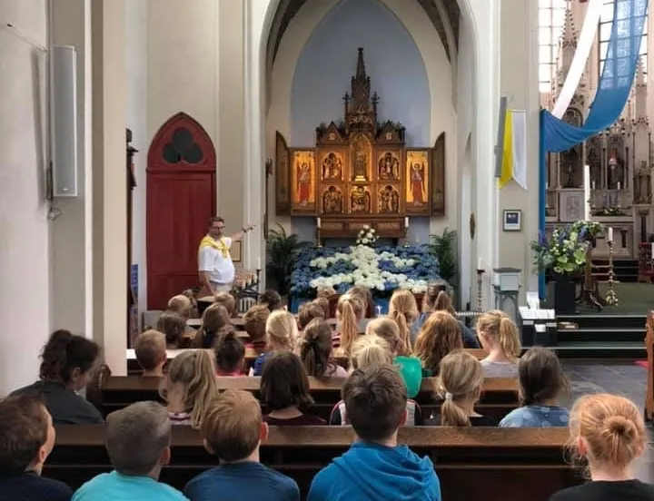 2019 bezoek altaar wonderbare moeder met wit en blauw