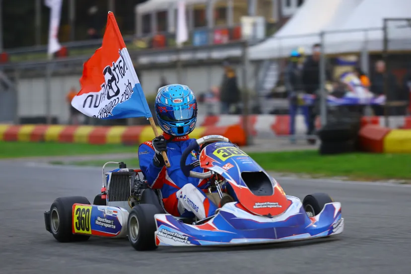 flynn fitters kampioen karting en ererondje met vlag pr