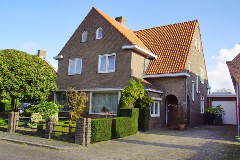 &amp;amp;nbsp;Pastoriestraat 18 met de verschillende dakvlakken
en het portaal