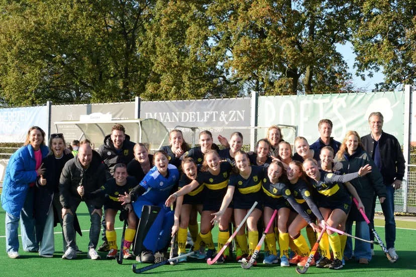 dames 1 met sponsoren groot