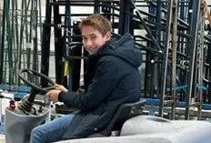 niels werk met glas bij van delft met voetbalteam 3