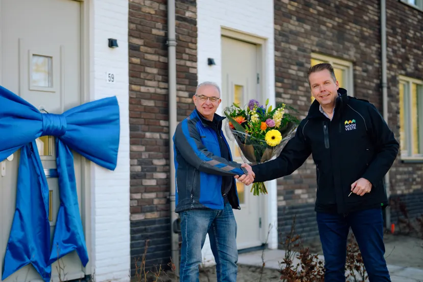 uitvoerder tony van riel van janssen de jong bouw overhandigt de sleutel van de laatste huurwoningen van geerpark aan marcel van den oever van woningcorporatie woonveste