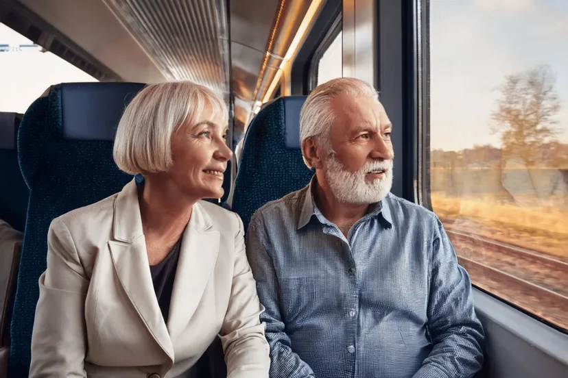 20250625 reisloket ai man en vrouw in trein 1