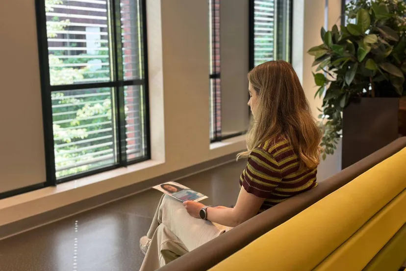 vrouw in wachtkamer