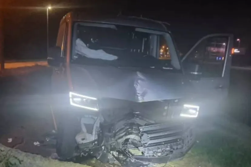 de-bestelbus-sleurde-een-boom-25-meter-mee-over-de-spoorlaan-in-drunen