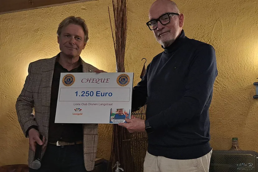 Uitreiking cheque Lions Drunen Langstraat aan Stichting Leergeld Heusden