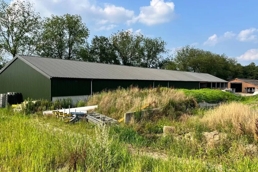 rsz_het_dak_van_de_dobbelhoeve_waarop_de_zonnepanelen_van_zonnemaatje_duinboeren_komen_te_liggen