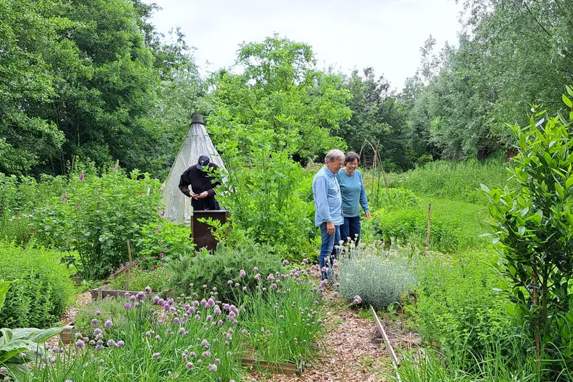 foto tipi en 3 leden in tuin 2026