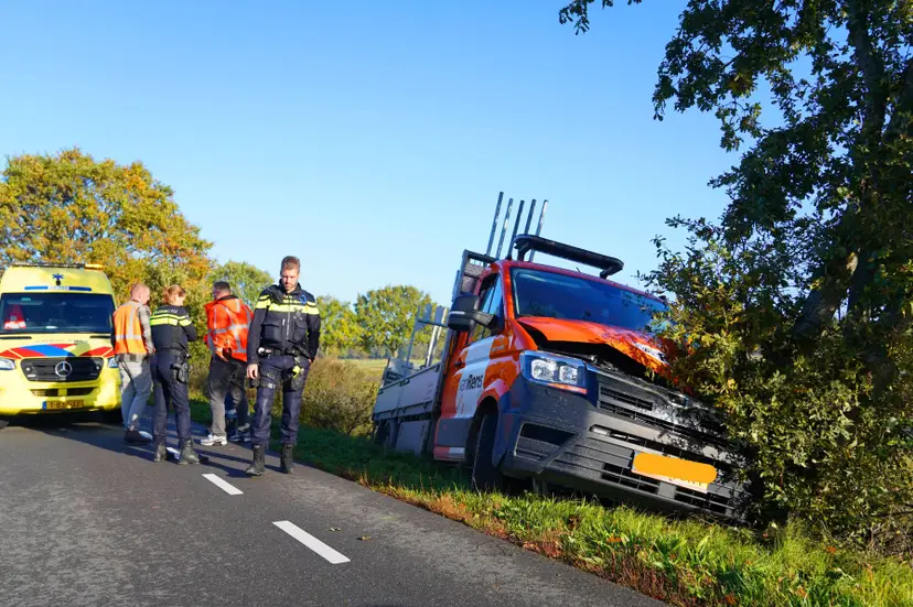 FPMB_20261028_Bakwagen_botst_tegen_boom_op_Nieuwkuijkseweg_2