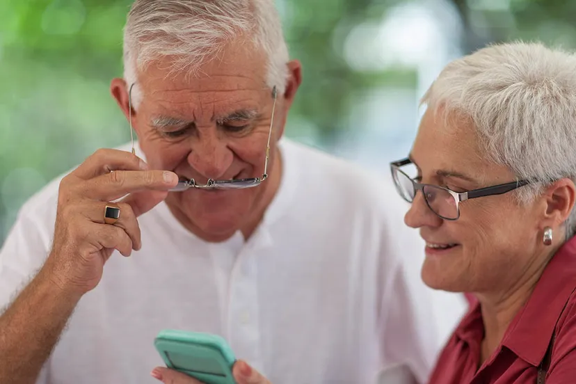 vrouw uitleg smartphone man 2