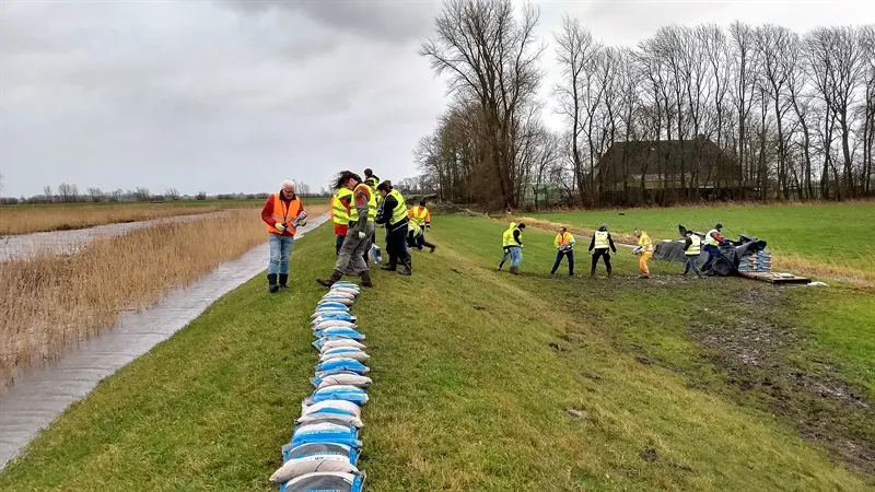 leggen zandzakken kampereiland tijdens hoogwater januari 2018