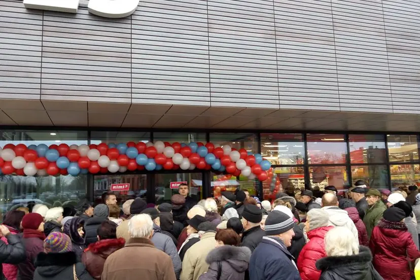 14 suguzejo i nauja prekybos centra
