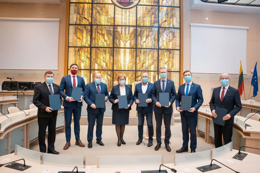 8 savivaldybiu merai