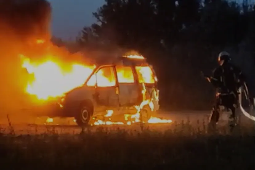 aleksote padegtas automobilis