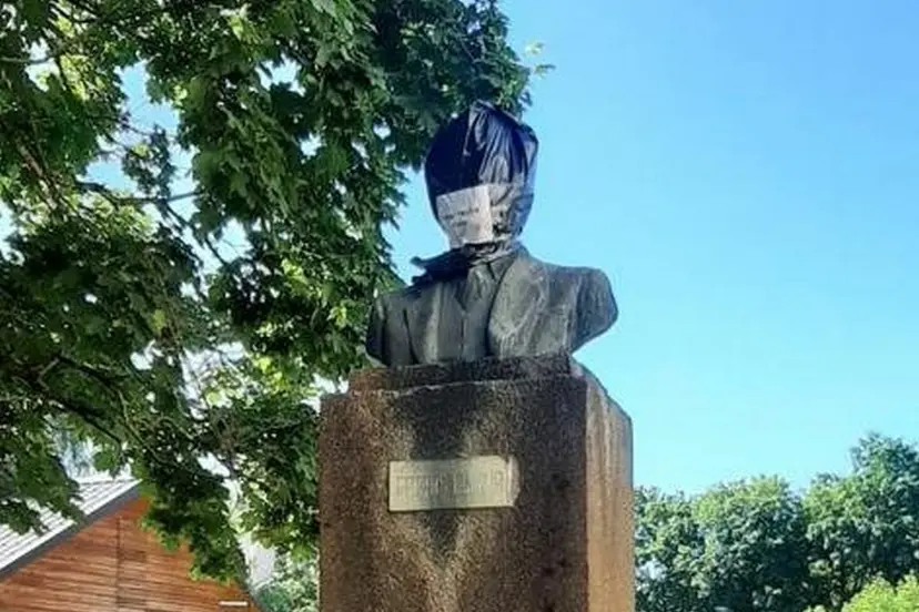 ant pcvirkos paminklo kaune uzmautas juodas maisas 60c73382dc257