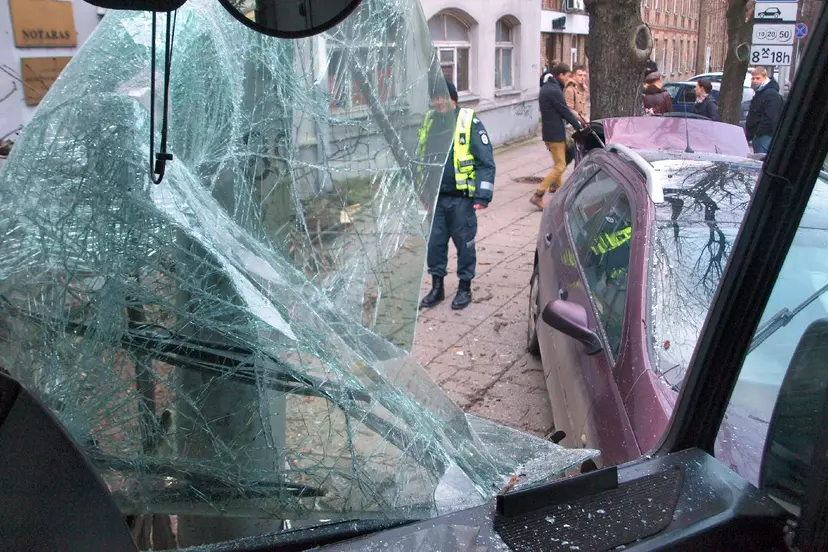 autobuso avarija 13