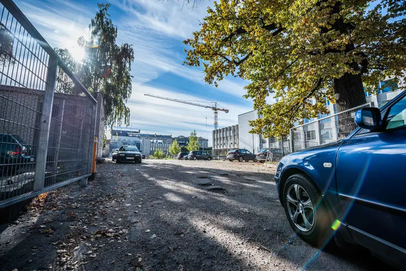 automobili stovjimo aiktel prie merkurijaus 10