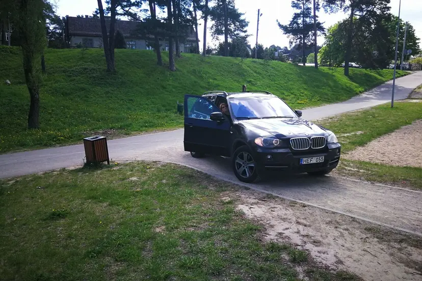 automobilis ant pesciuju tako3