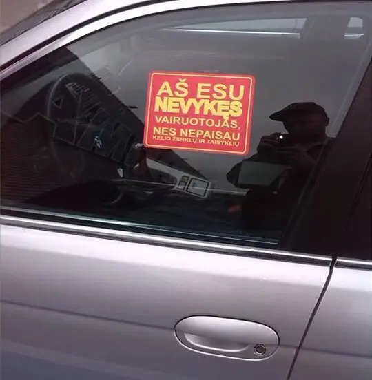 automobilis su gedinanciu lipduku