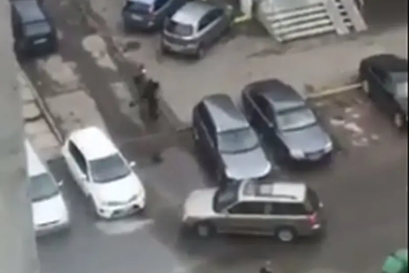 automobiliu statymas baltu prospekte