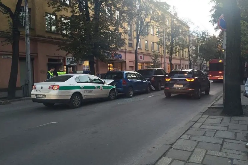 avarijoje ir policijos automobilis 01
