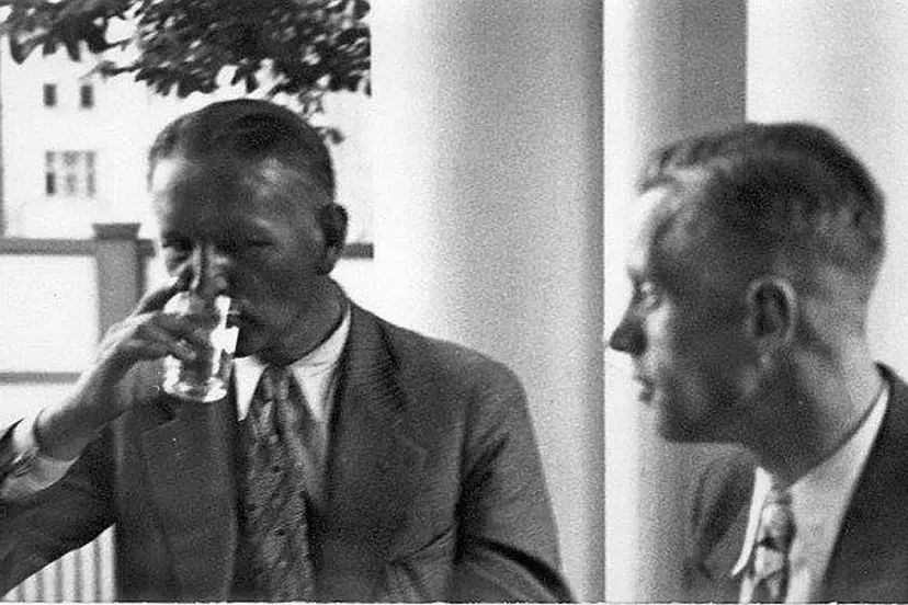 balys sruoga su biciuliu kauno kavineje 1933 m 77068561