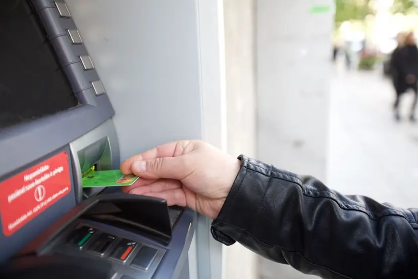 bankomatas 76719189
