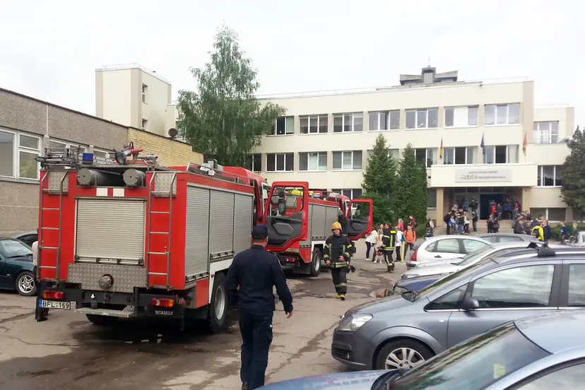 dl gaisro pavojaus evakuota mokykla 3