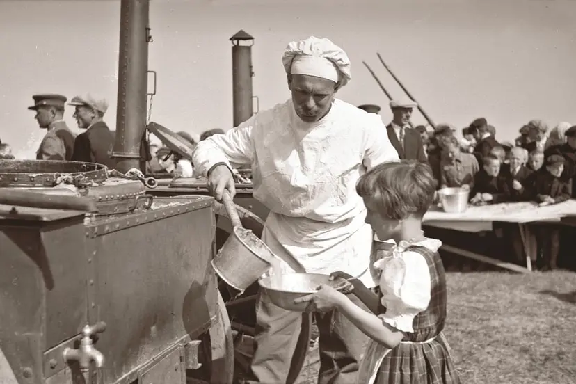 kariuomens suartjimo su visuomene ir ginkl teikimo vents dalyvius virjus vaiina kareiviku maistu iauliai 1937 m iauli auros muziejaus nuotr