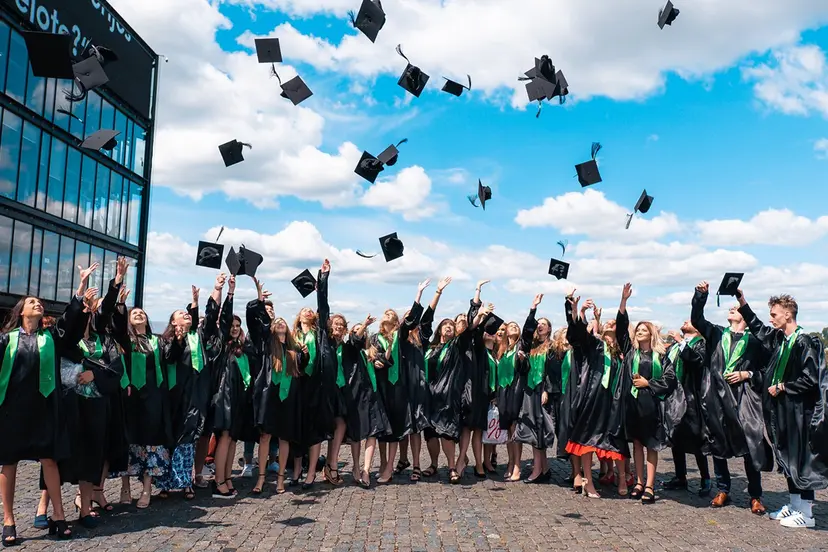 kauno kolegijos studentai prie kauno algirio arenos