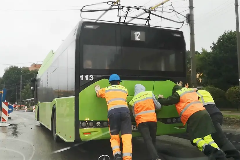 kelininkai stumia troleibus 1