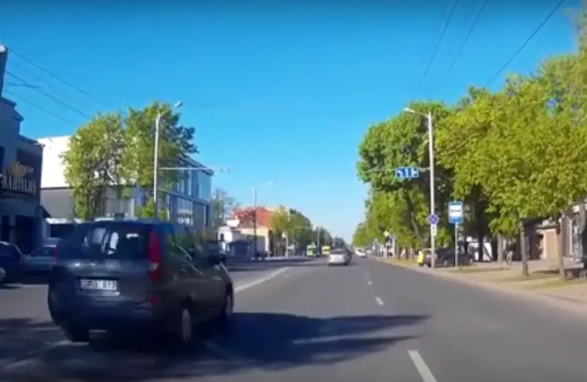lenkiantis automobilis savanoriu pr