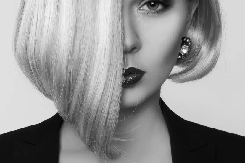 monika001bw crop